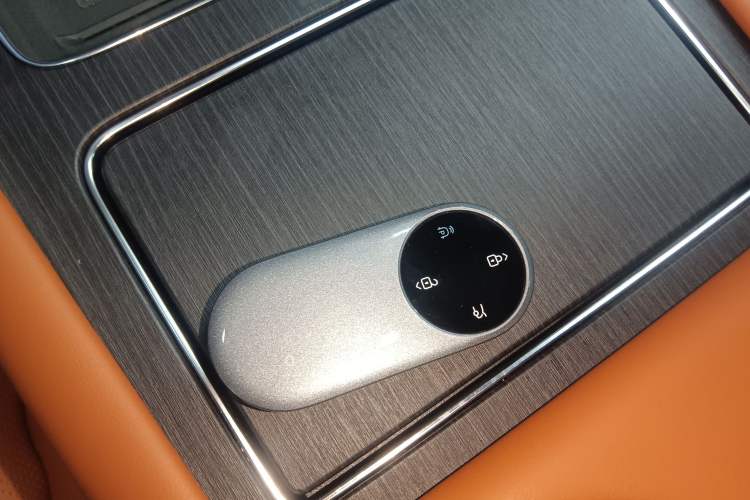 Used Hima AITO M8 2025 Extended-Range Ultra Version 53.4 kWh 5-Seater Edition Vehicle Key