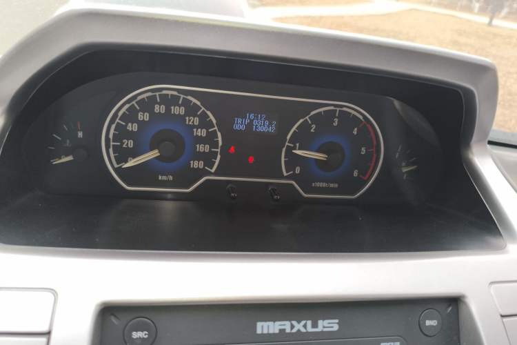 Used SAIC MAXUS Xintu V80 2014 2.5T Aotuntong Short Wheelbase Mid-Roof Model
