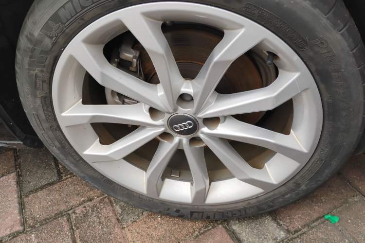 Used Audi A4L 2018 30th Anniversary Edition 40 TFSI Fashion Model Right Front Wheel Hub