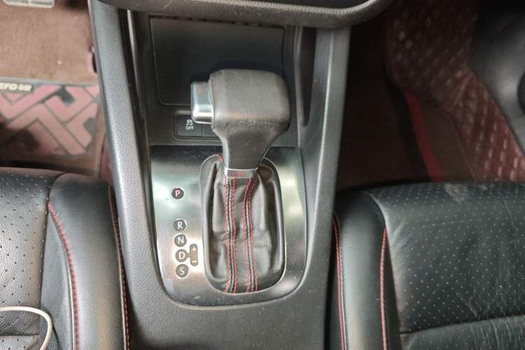 Used Volkswagen Sagitar 2010 1.8TSI Automatic Champion Edition Gear Lever
