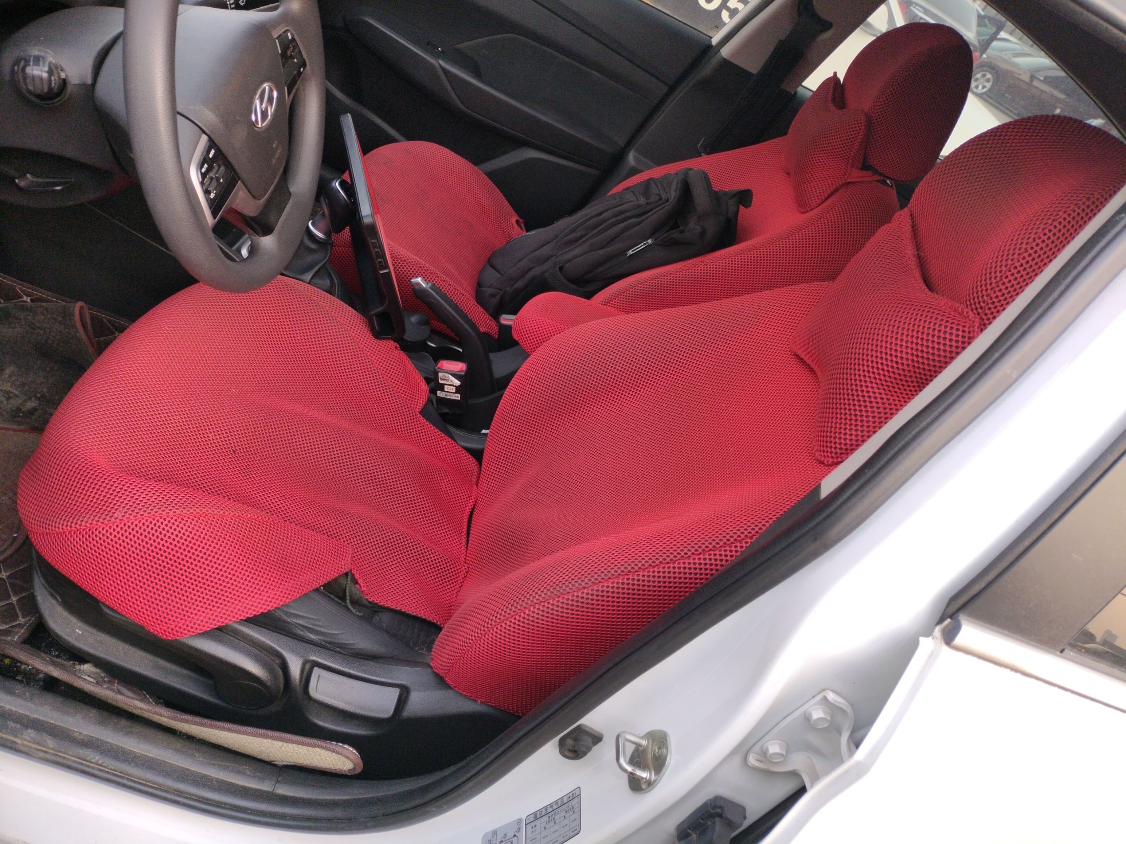 Переднее сиденье в автомобиле