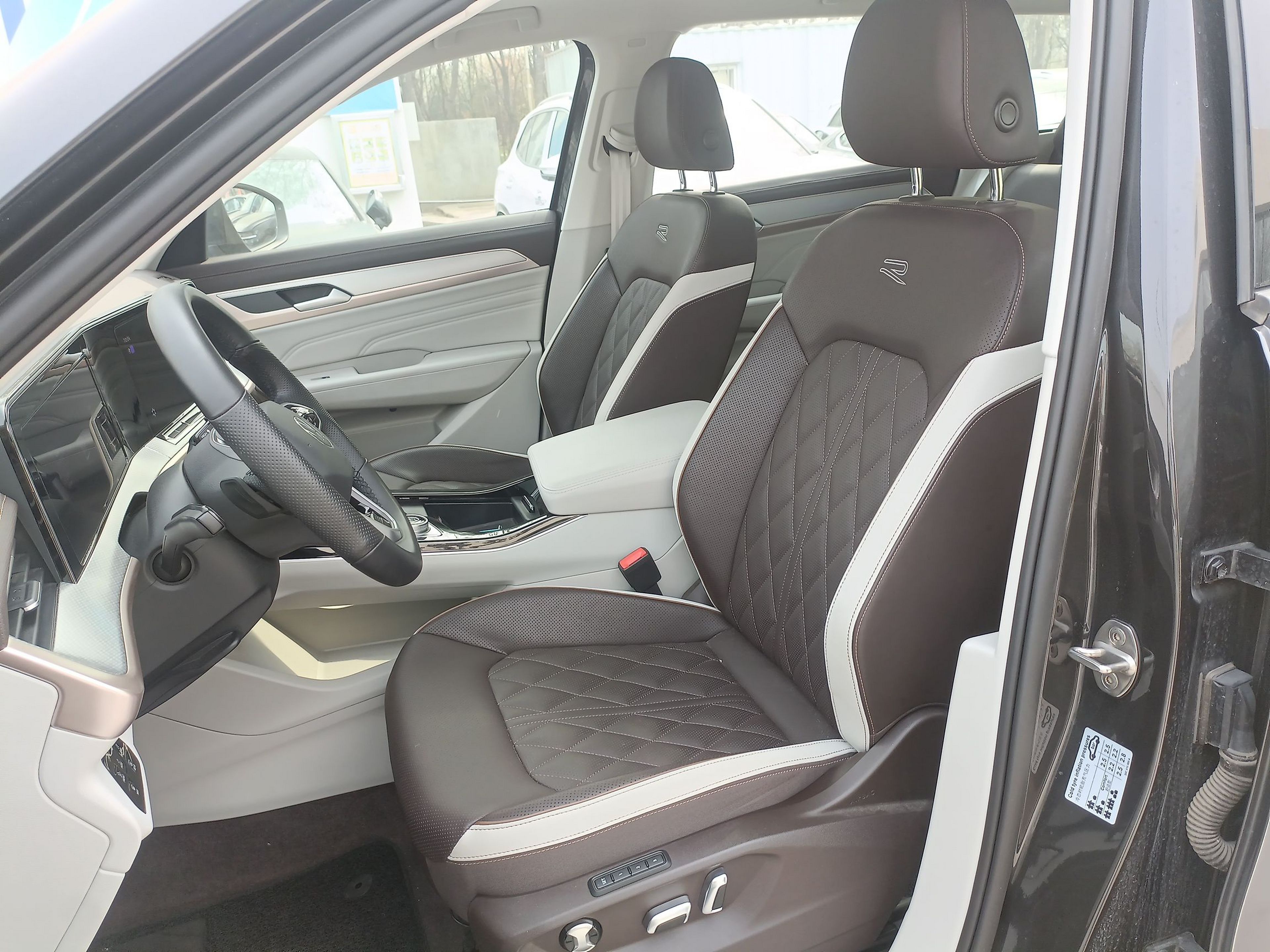 المقاعد الأمامية داخل السيارة