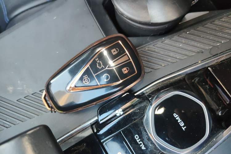 Used CHANGAN OSHAN Z6 2022 Blue Whale 1.5T DCT Luxury Model
