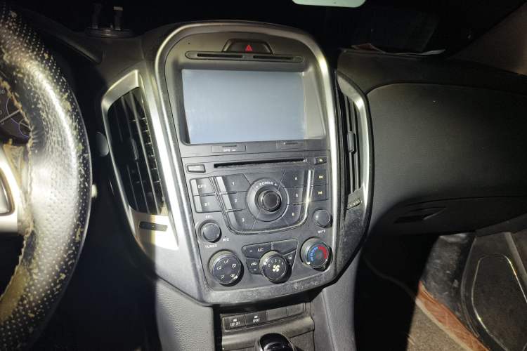 Used JMC Yusheng S350 2013 2.4T Automatic 2WD Diesel Luxury Edition 5 Seats Audio And AC Panel