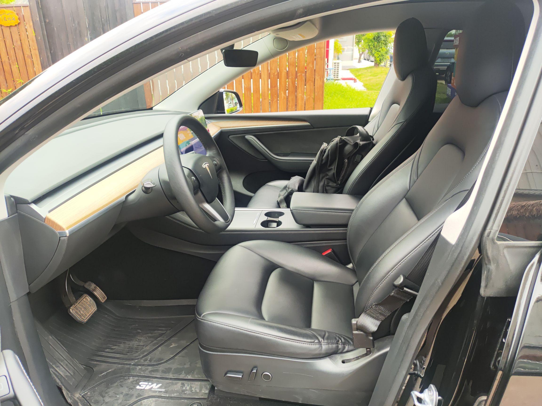 Переднее сиденье в автомобиле