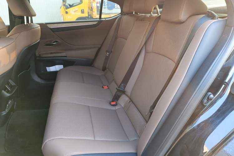Used Lexus ES 2025 300h Deluxe Edition
