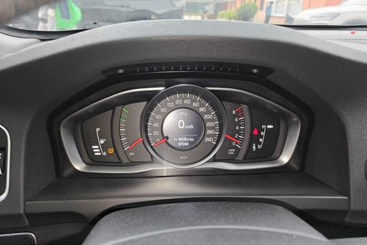 Used Volvo S60 2015 S60L 2.0T Zhiyuan Edition Instrument Cluster