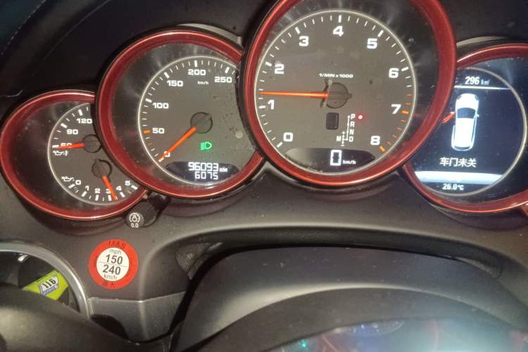 Used Porsche Cayenne 2015 Cayenne 3.0T Odometer Close Up