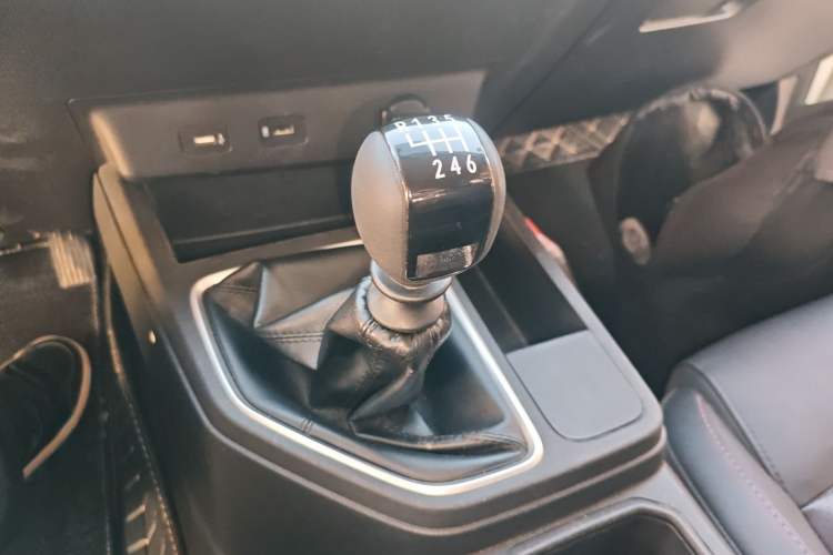 Used CHANGAN Lantop 2023 2.0T Manual Two-Wheel Drive Gasoline Elite Version Standard Cab Gear Lever