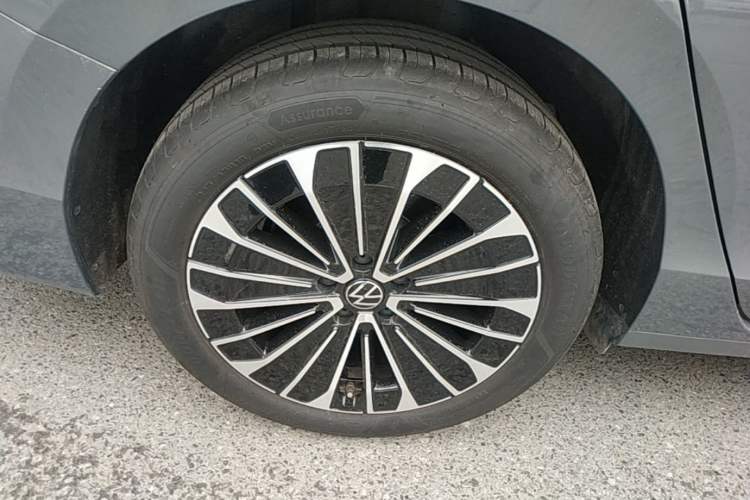Used Volkswagen Magotan 2024 380TSI DSG Prestige Edition DaMai Package Right Rear Wheel Hub