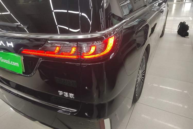Used VOYAH Dream 2025 PHEV Four-Wheel-Drive Flagship Kunpeng Edition Right Rear Taillight