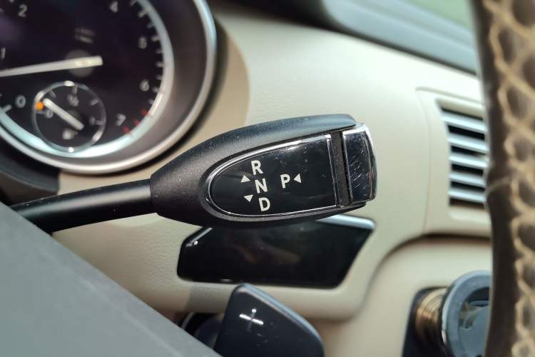 Used Mercedes-Benz R-Class 2015 R 400 4MATIC Luxury Model
