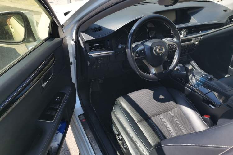 Used Lexus ES 2015 300h Comfort Edition
