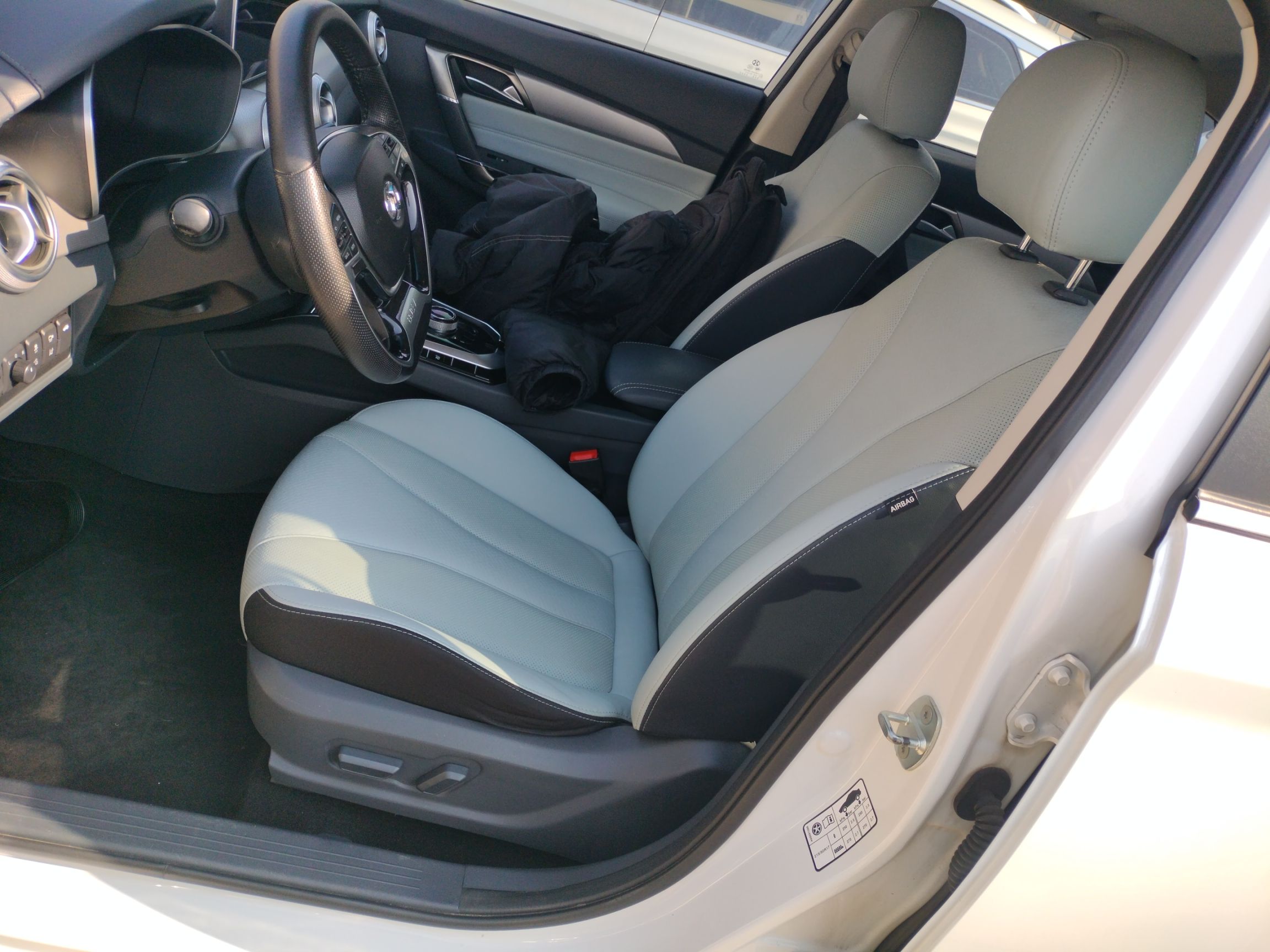 Переднее сиденье в автомобиле