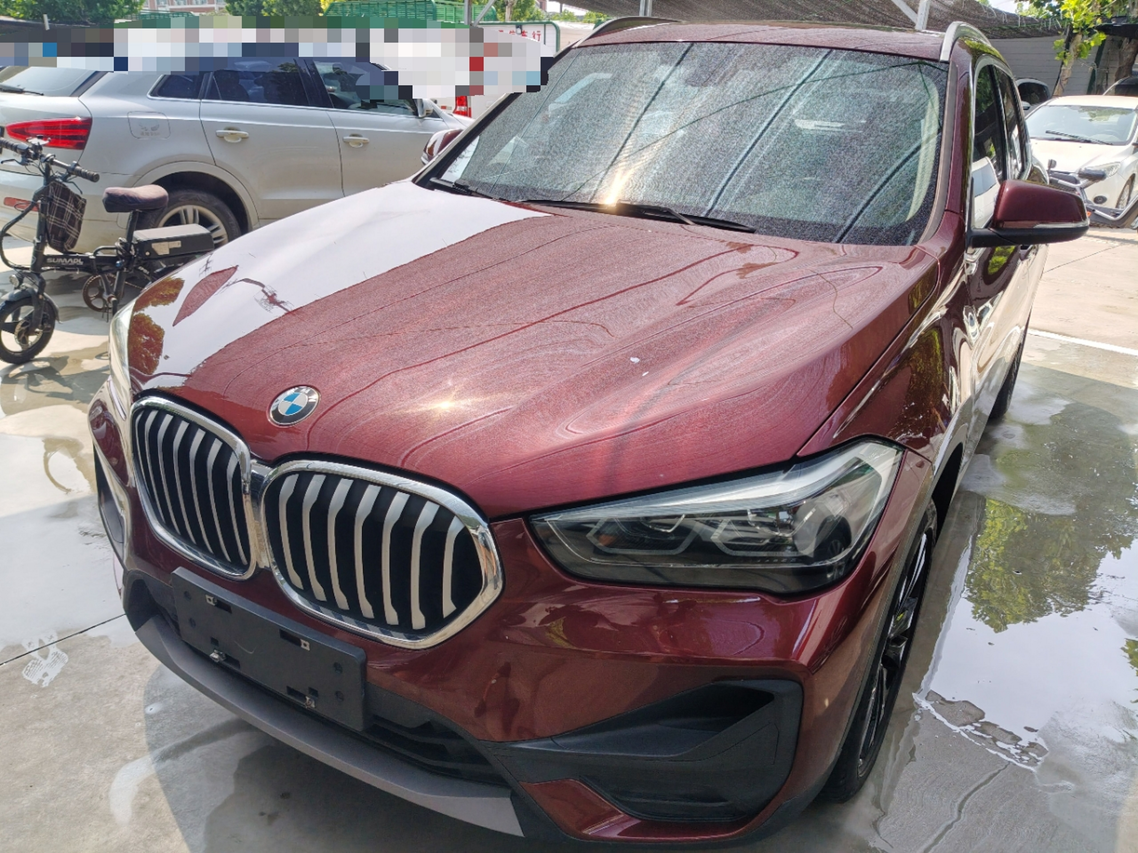 Unter der Vorderseite des Autos