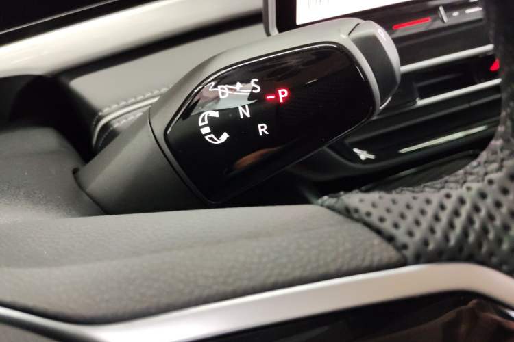 Used Volkswagen Passat 2025 Pro 380TSI Dragon Supreme Edition Gear Lever