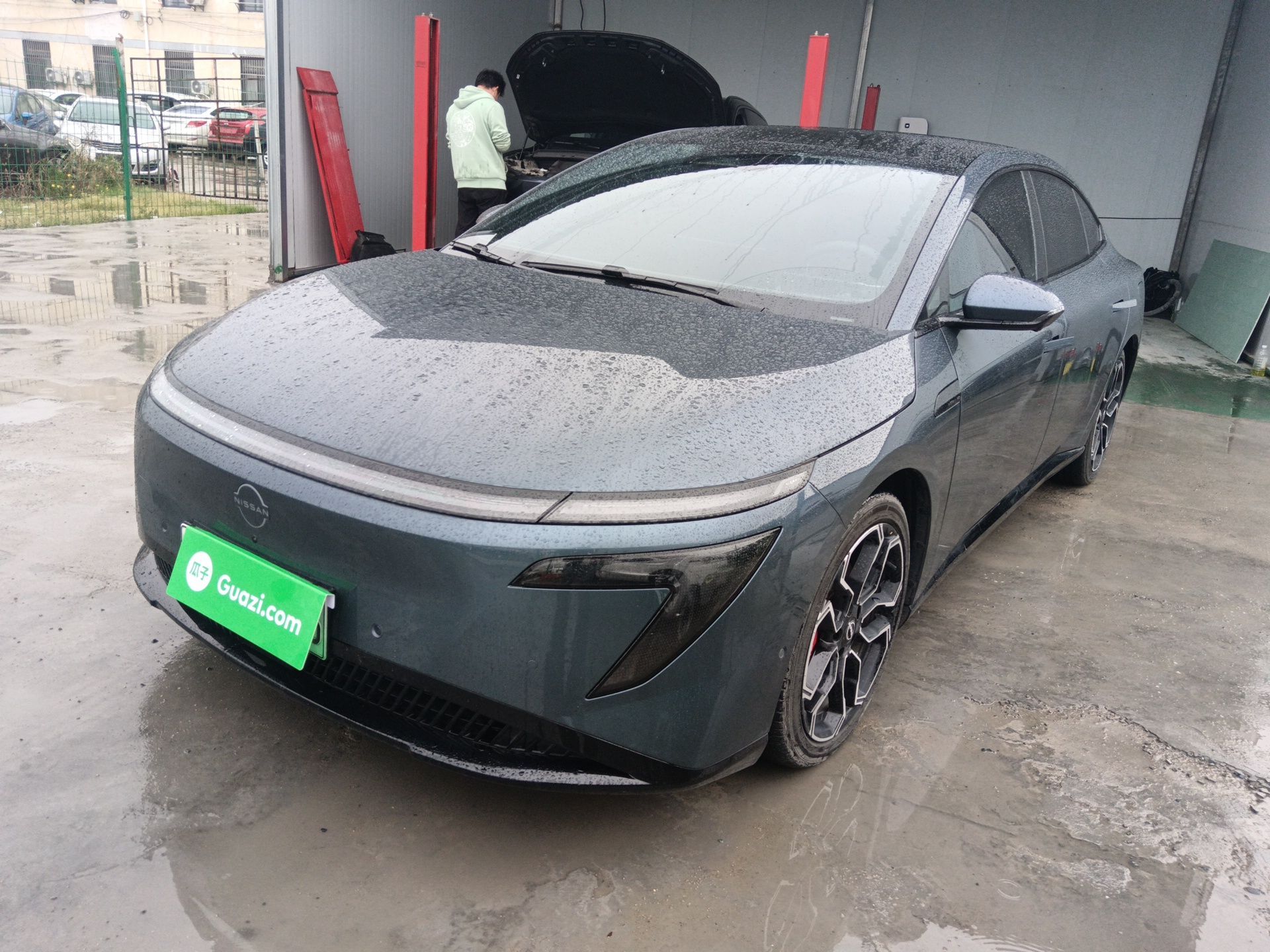 تحت مقدمة السيارة