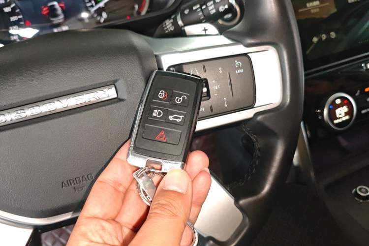 Used Land Rover Discovery 2023 360 PS R-Dynamic S Interior 1