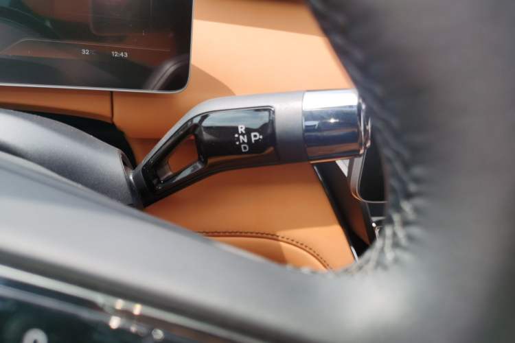 Used Geely Galaxy LEVC L380 2024 140-Degree 6-Seater All-Wheel-Drive Ultra Gear Lever