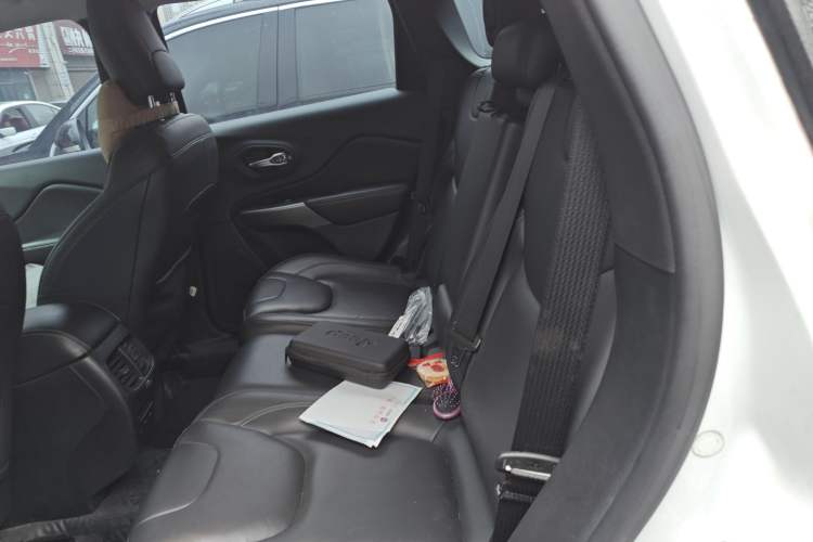 Used Jeep Cherokee 2019 2.0T Two-Wheel Drive Smart Enjoyment Version China V Left Rear Seat