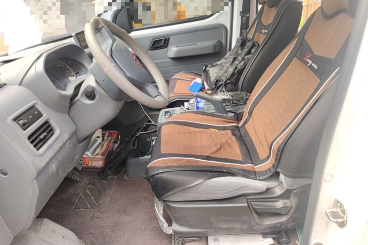 Used Wuling Yangguang 2024 300KM Comfort Version Passenger Van 75kW