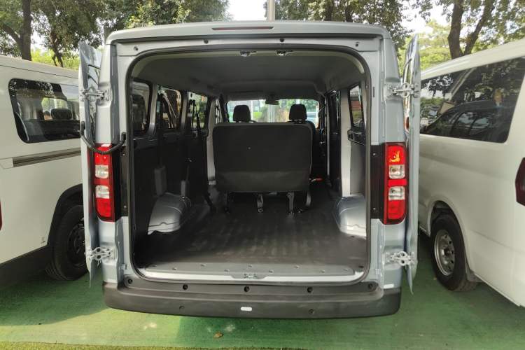 Used Wuling Yangguang 2024 300km Comfort-Grade Passenger Van 60kW
