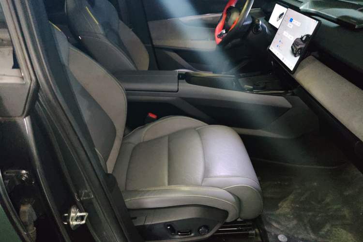 Used Lynk & Co 08 EM-P 2025 120km Long-Range Halo Right Front Seat