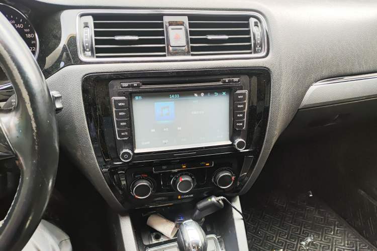 Used Volkswagen Sagitar 2015 1.6L Automatic Comfort Model Audio And AC Panel