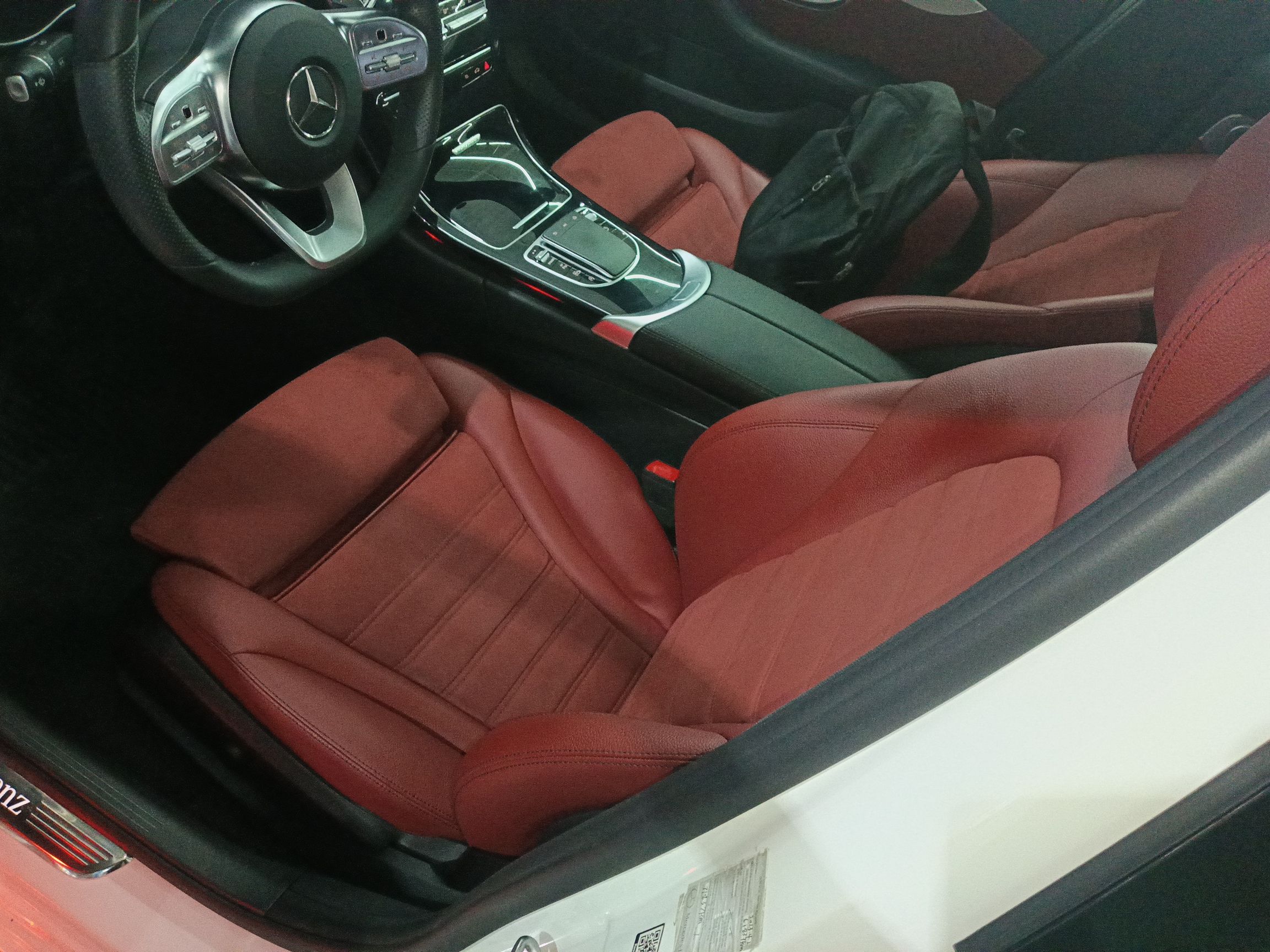 المقاعد الأمامية داخل السيارة