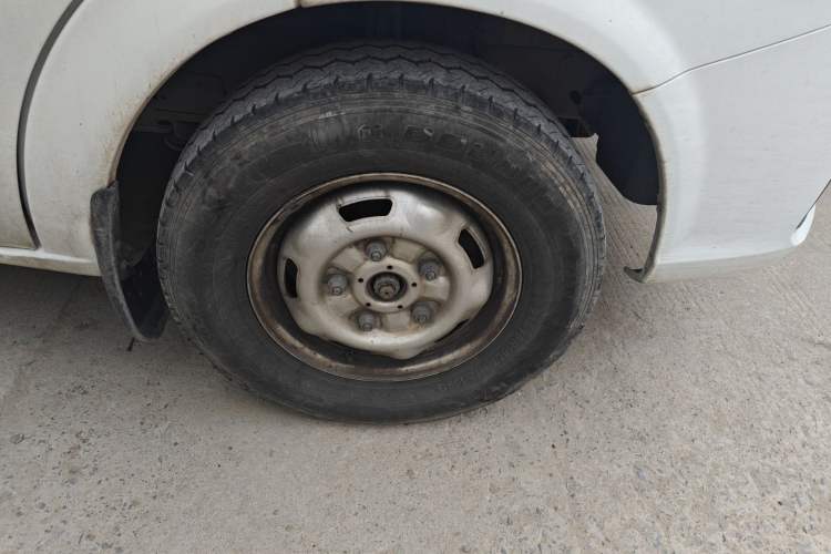 Used JMC Fushun 2022 2.0T Manual Multi-Function Passenger Vehicle Mid-Range High Roof 6-7 Seats Right Front Wheel Hub