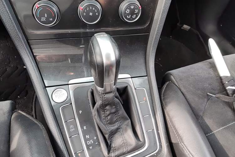 Used Volkswagen Golf 2018 230TSI Automatic Luxury Version Gear Lever