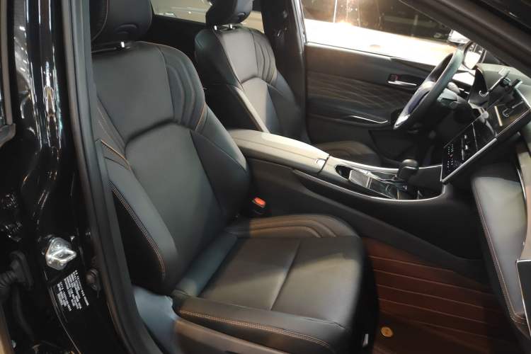 Used Toyota Avalon 2024 Dual-Motor 2.0L Luxury Edition
