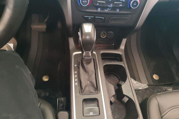 Used Ford Kuga 2019 EcoBoost 180 Two-Wheel-Drive Platinum Edition China VI Standard Gear Lever
