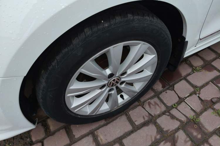 Used Volkswagen Sagitar 2015 1.6L Manual Comfort Model Left Front Wheel Hub