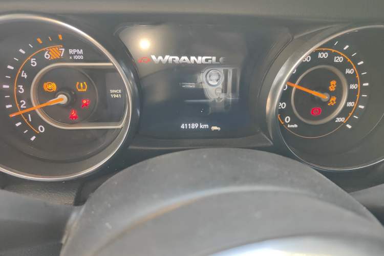 Used Jeep Wrangler 2019 2.0T Sahara Four-Door Version China VI Emission Standard Odometer Close Up