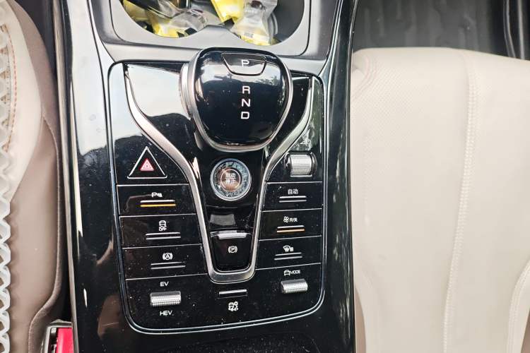 Used BYD Qin PLUS 2024 HONOR Edition DM-i 55KM Leading Model Gear Lever