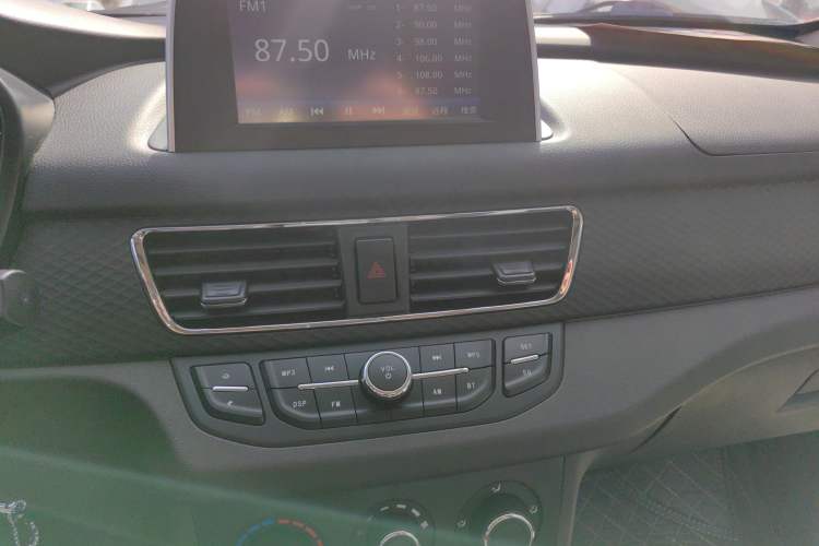 Used Dongfeng Fengon 330 2019 1.5L 330S Manual Comfort Version China VI Standard Audio And AC Panel