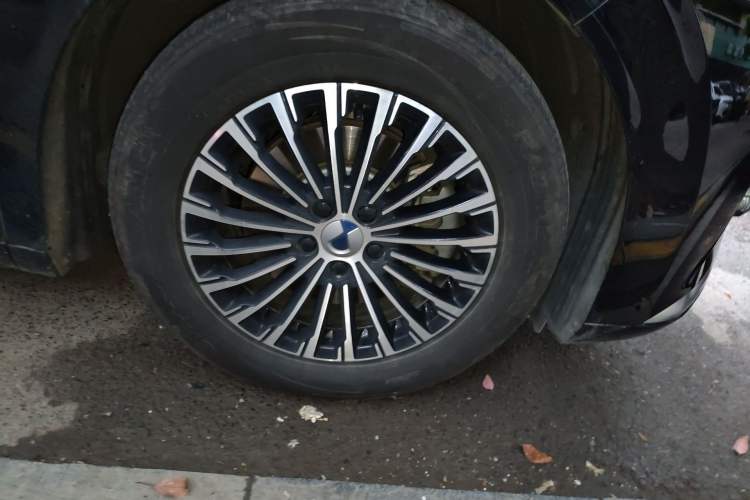 Used Denza D9 2022 DM-i 970 Four-Wheel Drive Prestige Model Right Front Wheel Hub