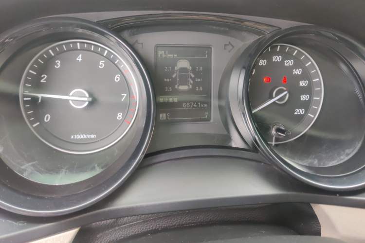Used Wuling Zhengcheng 2021 1.5T Manual Comfort Version Odometer Close Up