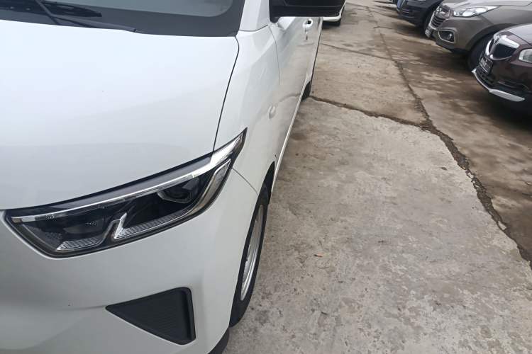 Used Wuling Yangguang 2024 300km Comfort-Grade Passenger Van 60kW
