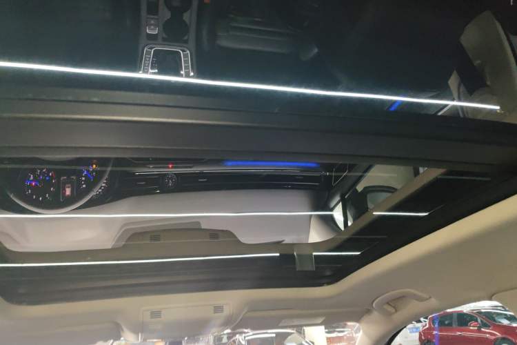 Used Volkswagen Variant 2016 380TSI Two-Wheel-Drive Style Edition Headliner