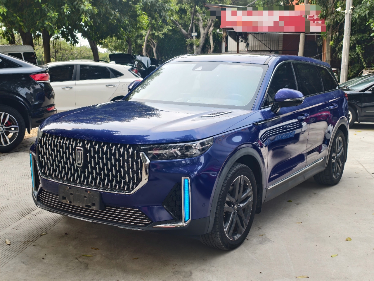 تحت مقدمة السيارة