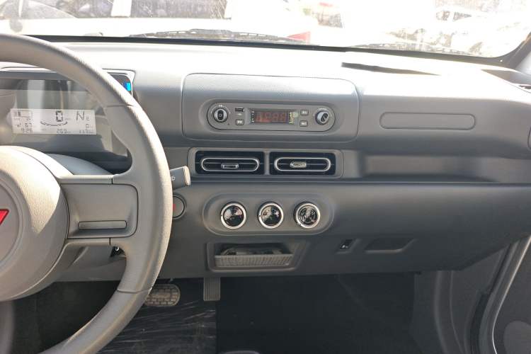 Used Wuling Zhiguang New Energy 2025 Standard Model Audio And AC Panel