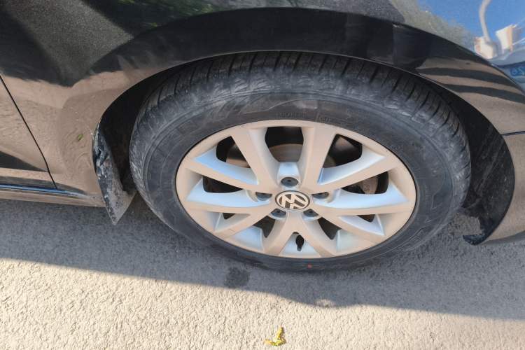 Used Volkswagen Sagitar 2012 1.6L Manual Comfort Model Right Front Wheel Hub