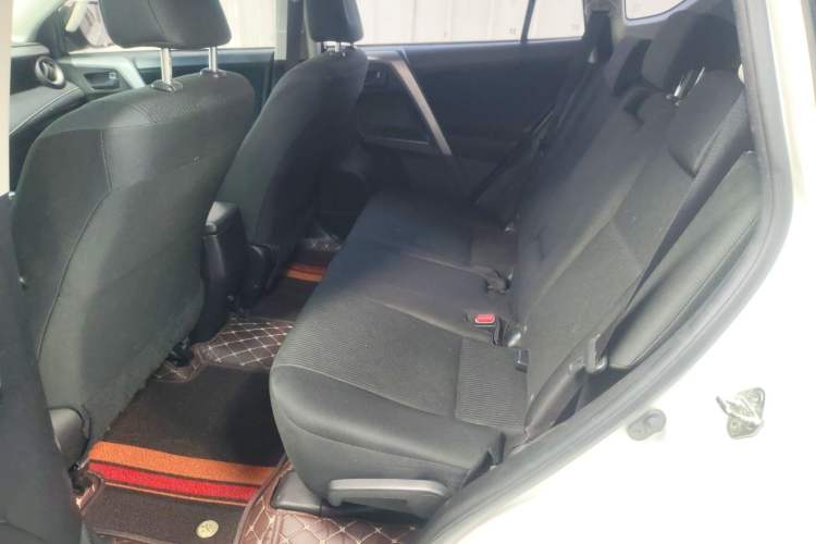 Used Toyota RAV4 2016 2.0L CVT Two-Wheel Drive Fashion Edition China V Standard Left Rear Seat