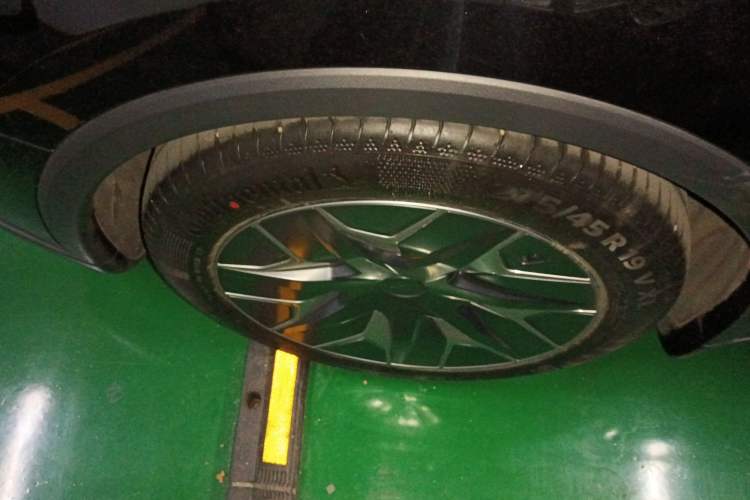 Used Tesla Model Y L 2025 Model Long-Range All-Wheel-Drive Version Right Rear Wheel Hub