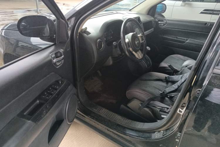 Used Jeep Compass 2013 2.4L four-wheel-drive sport version
