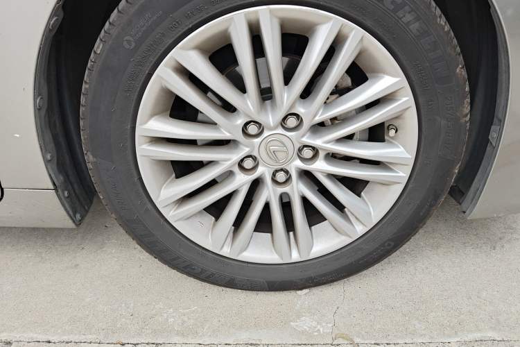 Used Lexus ES 2015 200 Elite Edition Right Front Wheel Hub