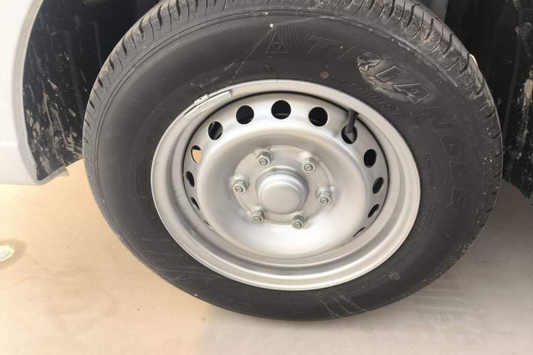 Used Wuling Yangguang 2024 300KM Comfort Version Passenger Van 75kW