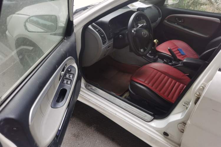 Used Soueast V3 Lingyue 2012 Revised Version 1.5L Manual – Style Edition
